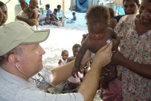 Hermano Jerzy Kuzma, médico, atendiendo niños en campo de refugiados.