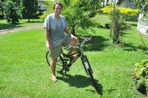 Padre Michał Tomaszewski con su bicicleta